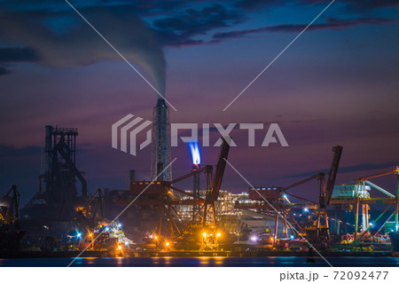 京葉工業地域 新日鐵住金君津製鐵所の工場夜景 の写真素材