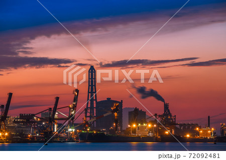 【京葉工業地域　新日鐵住金君津製鐵所の夕景シルエットと富士山】 72092481