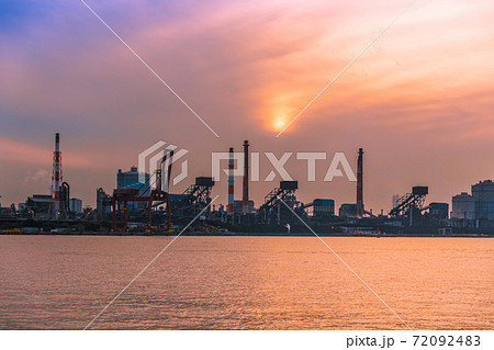 【京葉工業地域　新日鐵住金君津製鐵所の夕景のシルエット】 72092483