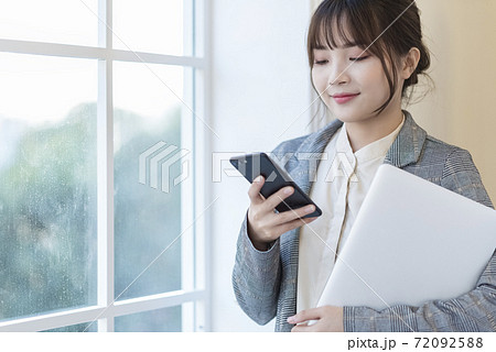 Business woman smartphone 72092588