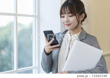 Business woman smartphone Business woman smartphone 72092590