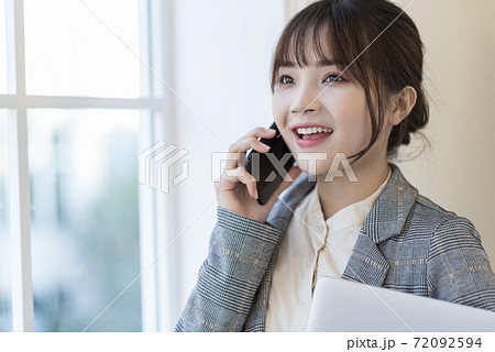 Business woman smartphone 72092594