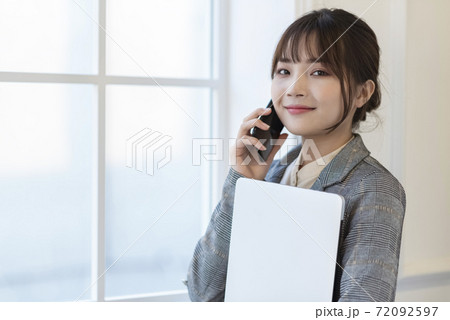 Business woman smartphone 72092597