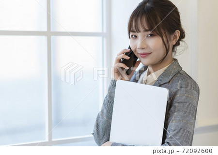 Business woman smartphone 72092600
