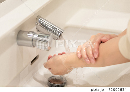 腕まで手洗いをしているところ 72092634