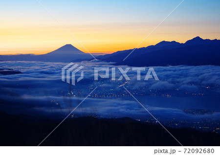 高ボッチ山からの諏訪湖ごしの富士山 72092680