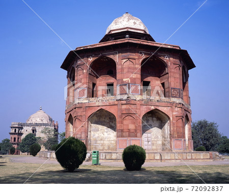 プラーナ・キーラーの図書館とQila-I-Kuhna Mosque 72092837