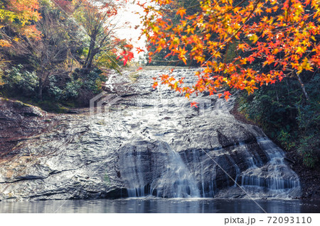 【紅葉の粟又の滝をスローシャッターで撮る】 72093110