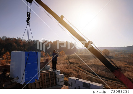 the employee controls the unloading of blocks for the construction of a house at the time farm 72093255