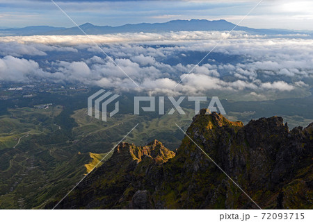 阿蘇山(高岳・中岳)登山「鷲ヶ峰・虎ヶ峰と雲海」 阿蘇山(高岳・中岳)登山「鷲ヶ峰・虎ヶ峰と雲海」 72093715