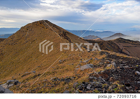 阿蘇山（高岳・中岳）登山「稜線上から望む高岳山頂」 72093716