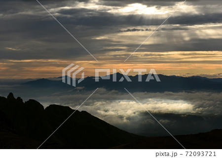 阿蘇山（高岳・中岳）登山「高岳山頂から望む雲海」 72093721