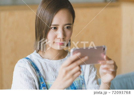 スマホを見る主婦 72093768