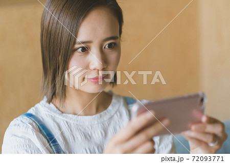 スマホを見る主婦 72093771
