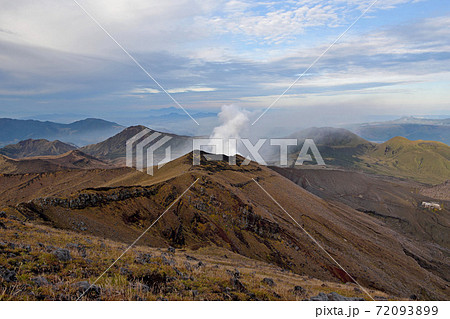 阿蘇山（高岳・中岳）登山「高岳山頂から望む中岳」 72093899