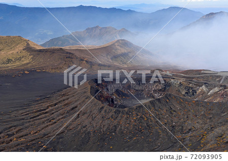 阿蘇山（高岳・中岳）登山「中岳山頂から望む中岳火口」 72093905