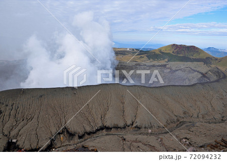 阿蘇山（高岳・中岳）登山「火口東展望所から望む中岳火口」 72094232