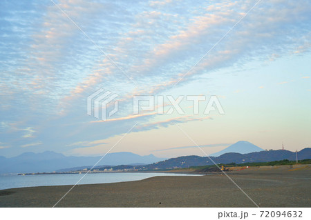 早朝の平塚海岸の風景【神奈川県・平塚市】 早朝の平塚海岸の風景【神奈川県・平塚市】 72094632