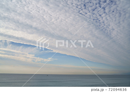 太平洋上に現れた巨大な穴あき雲 72094636