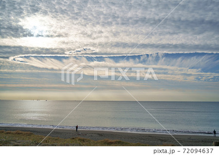 太平洋上に現れた巨大な穴あき雲 太平洋上に現れた巨大な穴あき雲 72094637