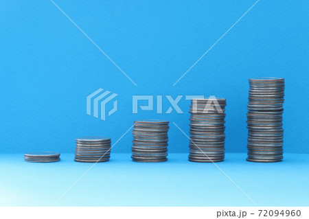 On table there are pyramids from moment in ascending orde On table there are pyramids from moment in ascending orde 72094960