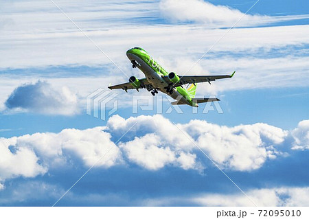 空港の風景　離陸する飛行機　山形県東根市 72095010