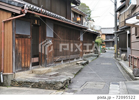 漆器の町 黒江　 和歌山県海南市　のこぎり歯状の家並み 72095522