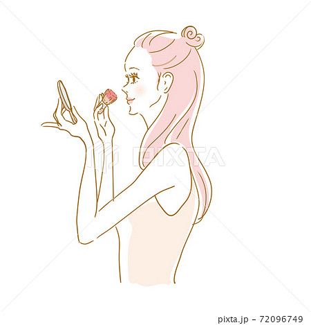 メイク中の女性　チーク 72096749