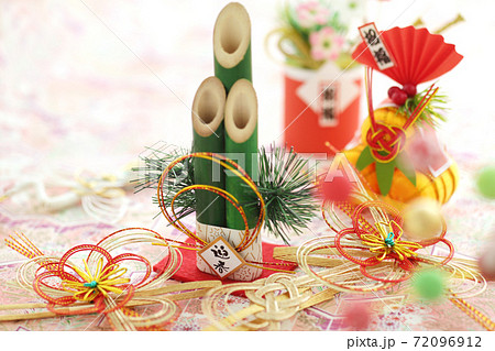 日本の伝統行事のお正月の飾りや小物の集合イメージの写真素材
