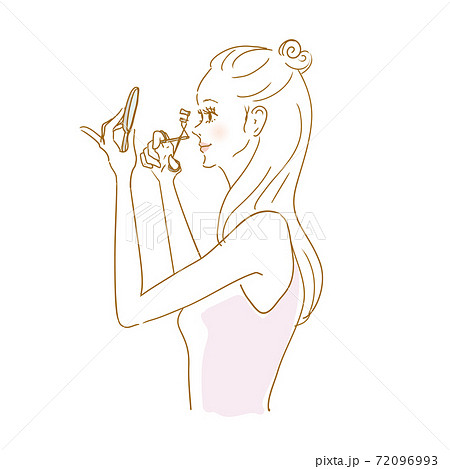 メイク中の女性　ビューラー 72096993