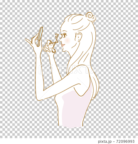 メイク中の女性　ビューラー 72096993