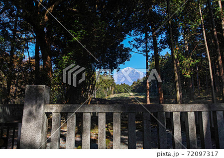 静岡県/ 山宮浅間神社（富士山そのものを御神体とし、数ある浅間神社の中でも最も古いと伝えられる神社） 72097317