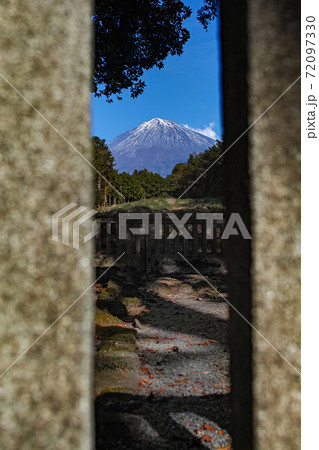 静岡県/ 山宮浅間神社（富士山そのものを御神体とし、数ある浅間神社の中でも最も古いと伝えられる神社） 72097330