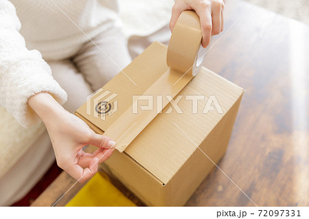 梱包作業をする女性 72097331