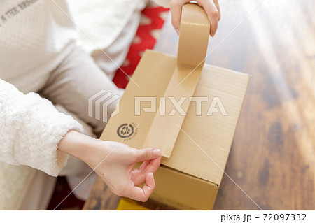 梱包作業をする女性 梱包作業をする女性 72097332