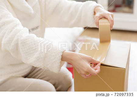 梱包作業をする女性 梱包作業をする女性 72097335