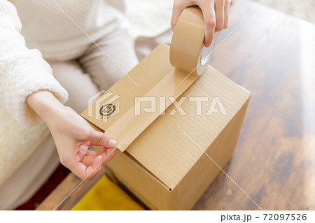 梱包作業をする女性 梱包作業をする女性 72097526