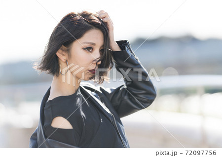 冬の女性　ポートレート 72097756