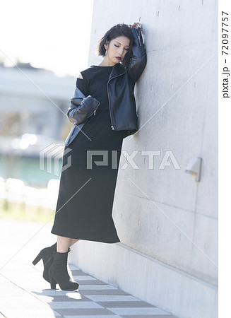 冬の女性　ポートレート　黒コーデ 72097757