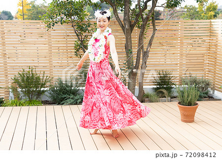 フラダンスをする女性 72098412