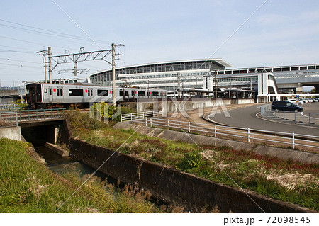新鳥栖駅と長崎本線817系 72098545