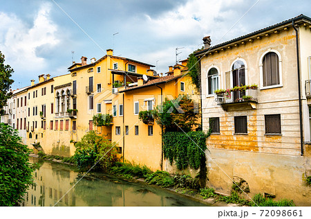 Houses in the old town of Vicenza, Italy 72098661