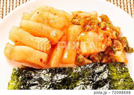 韓国風おつまみ盛り合わせ。韓国海苔･カクテキ(大根キムチ)･白菜キムチ。 72098698