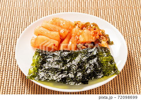 韓国風おつまみ盛り合わせ 韓国海苔 カクテキ 大根キムチ 白菜キムチ の写真素材