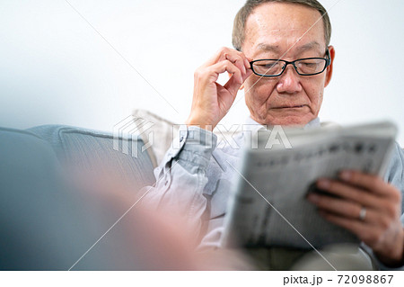 新聞を読むシニア男性 新聞を読むシニア男性 72098867