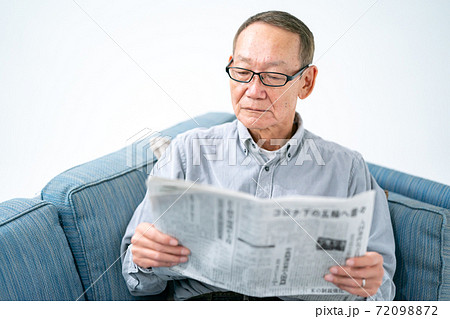 新聞を読むシニア男性 72098872