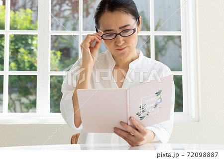 老眼がはじまるミドル女性 老眼がはじまるミドル女性 72098887