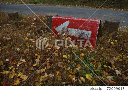 使い古した矢印標識 使い古した矢印標識 72099013