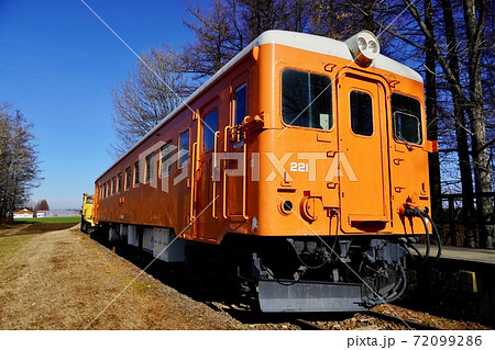北海道の初冬、旧幸福駅のキハ22形気動車 72099286