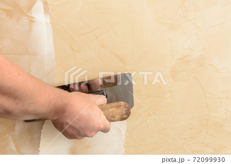 Stretching the second layer of Venetian plaster by man Stretching the second layer of Venetian plaster by man 72099930